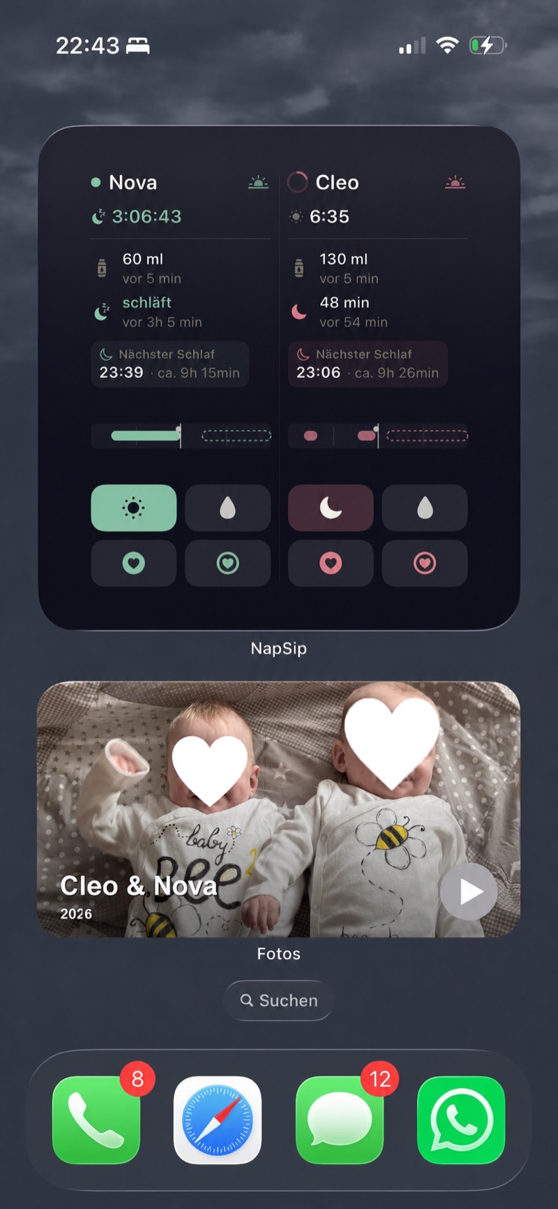 NapSip Homescreen-Widget mit Nova und Cleo nebeneinander und getrennten Aktionen für Schlaf und Fütterung.